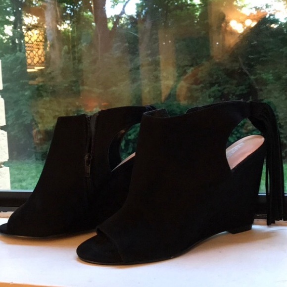 black peep toe fringed wedge - Picture 2 of 7